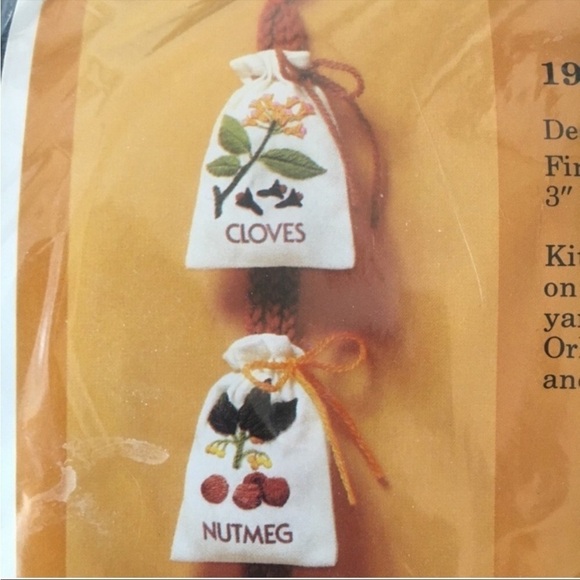 THE CREATIVE CIRCLE Stitchery Kit Kitchen Spice Sacks - Picture 3 of 9